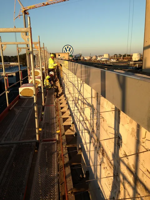 Baustelle am VW Verwaltungsgebäude in Emden mit Gerüst an der Fassade